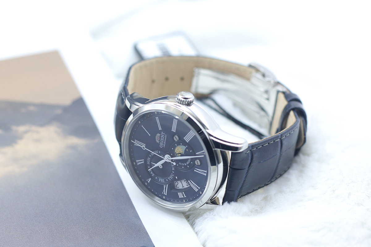 ĐỒNG HỒ ORIENT SUN AND MOON SAK00005D0 VÀ CÂU CHUYỆN TÌNH NHẬT NGUYỆT
