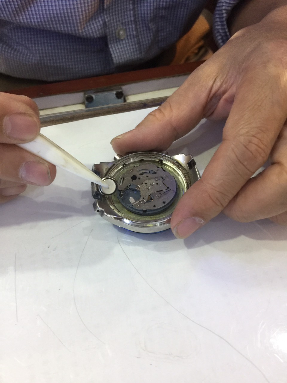 Thay pin đồng hồ quận Long Biên ở đâu giá tốt và chất lượng?