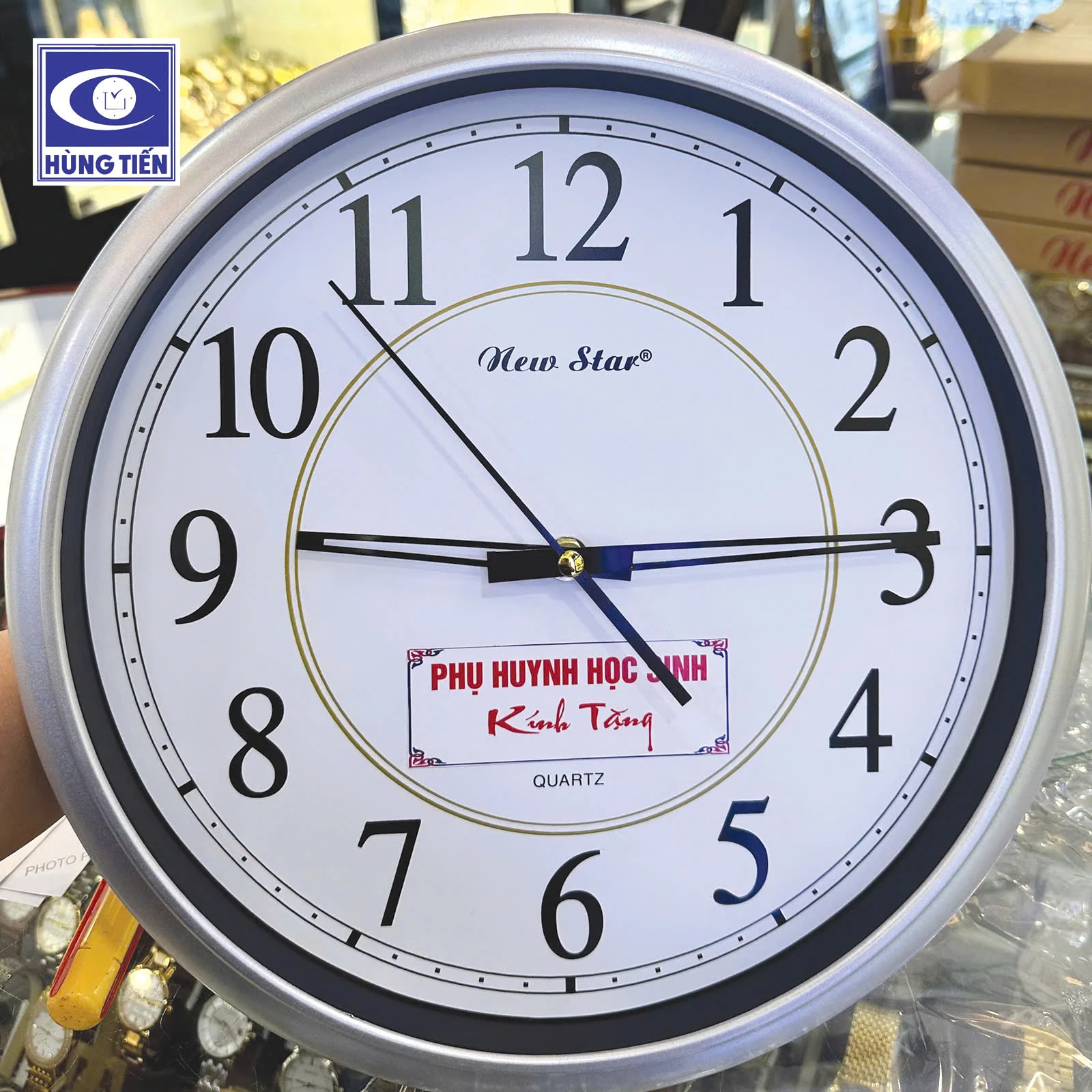 Tri ân cuối cùng cùng món quà đặc biệt từ Đồng hồ Hùng Tiến